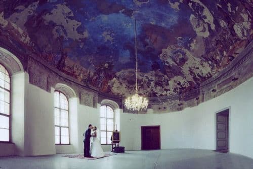 Wedding couple in a baroque hall